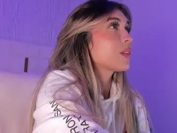 missjuliaa_ Image 19