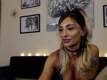 glossybabe_ – webcam model profile photo Image 12