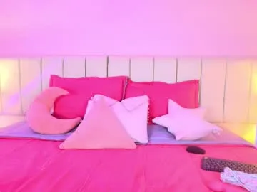 little__sophie18 – webcam model profile photo Image 4